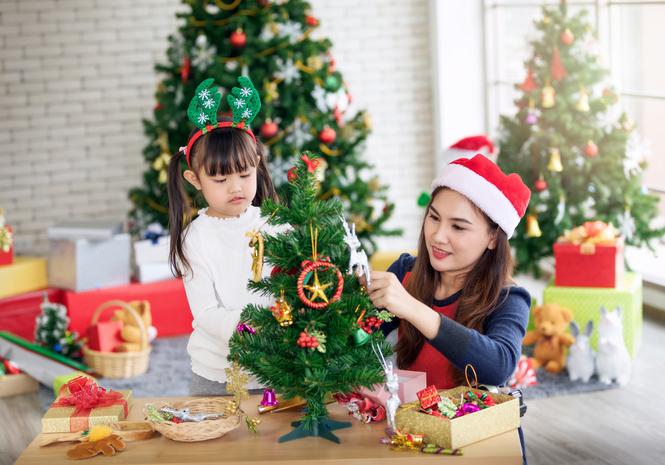 5 Ide Dekorasi Pohon Natal Ramah Anak dan Aman
