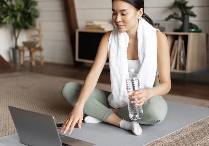 Cara Konsumsi 2 Liter Air Putih Sehari Agar Kulit Selalu Glowing